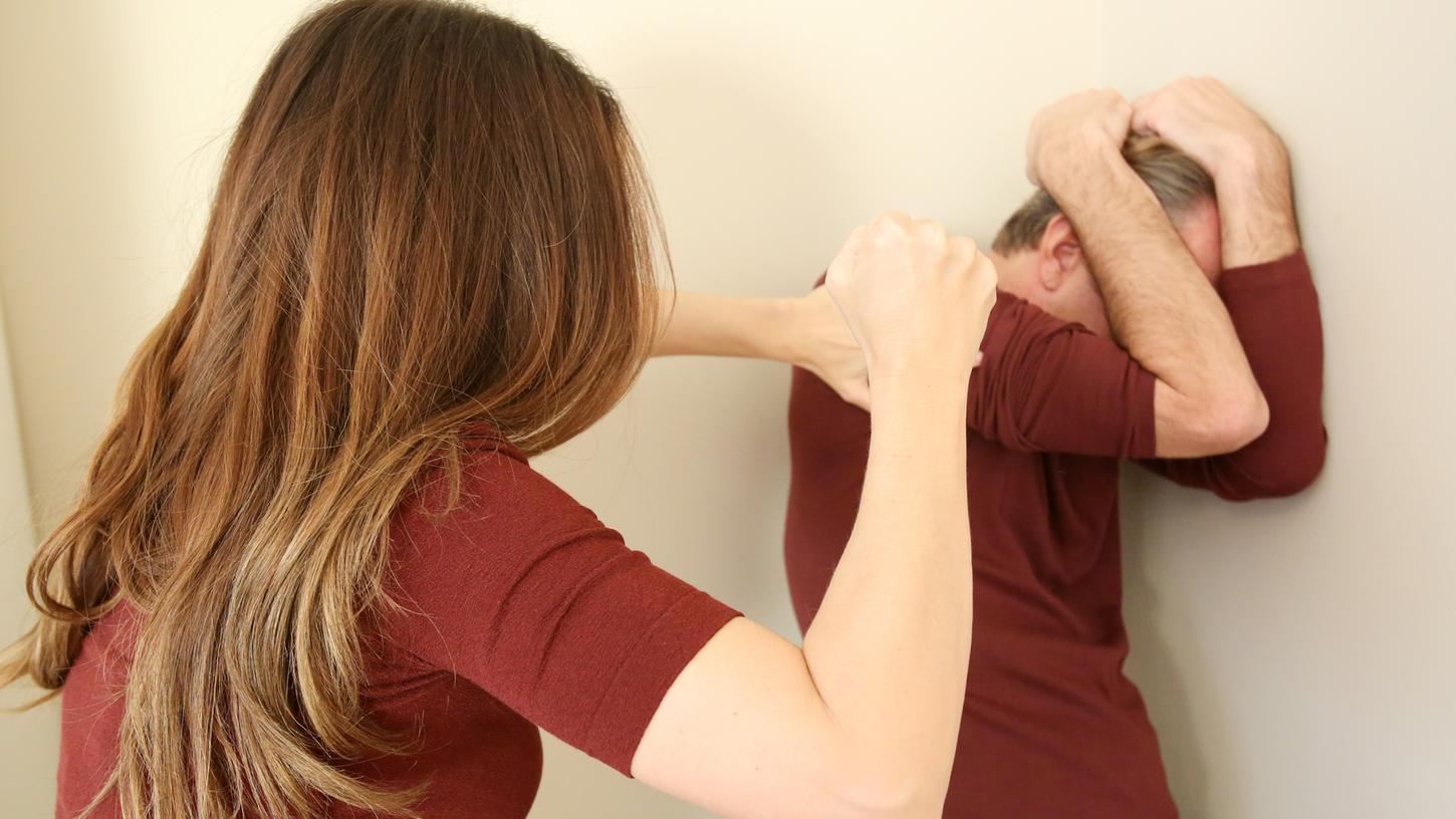 Jedes 5. Opfer von häuslicher Gewalt ist männlich. In Nürnberg gibt es für diese Männer und ihre Kinder Hilfe. Jedes 5. Opfer von häuslicher Gewalt ist männlich. In Nürnberg gibt es für diese Männer und ihre Kinder Hilfe.