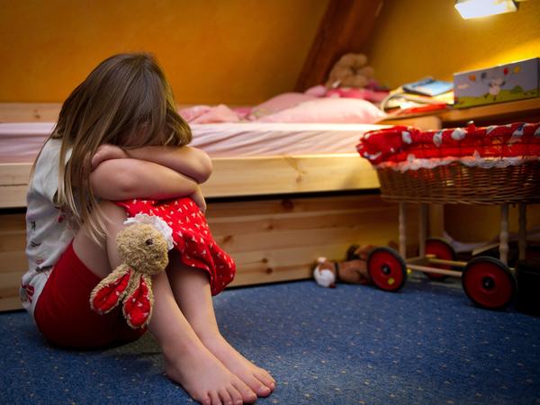 Oft müssen Töchter und Söhne hilflos zusehen, wenn Eltern gewalttätig streiten. Bisher war eine Flucht mit kleinen Kindern unmöglich. In die Nürnberger Schutzwohnung dagegen dürfen Kinder mitgebracht werden.