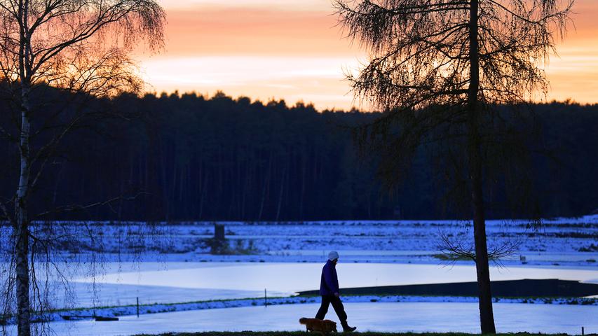 Eine Szene aus dem Jahr 2015 zeigt die unverzichtbar romantischen Seiten der Natur: Eine Spaziergängerin läuft mit ihrem Hund in der Abendsonne entlang der Weiher zwischen Boxbrunn und Oberlindach. 