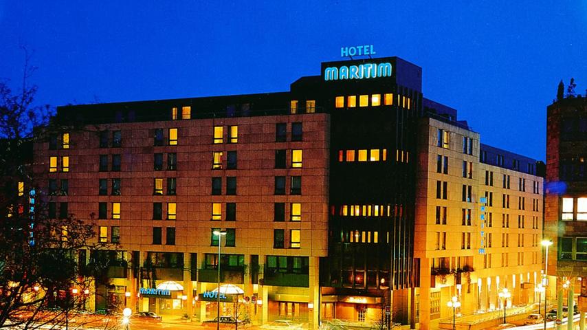 So malerisch sieht das Maritim Hotel in Nürnberg am Abend bei tiefblauem Himmel aus. Doch im August gehen hier die Lichter aus.
