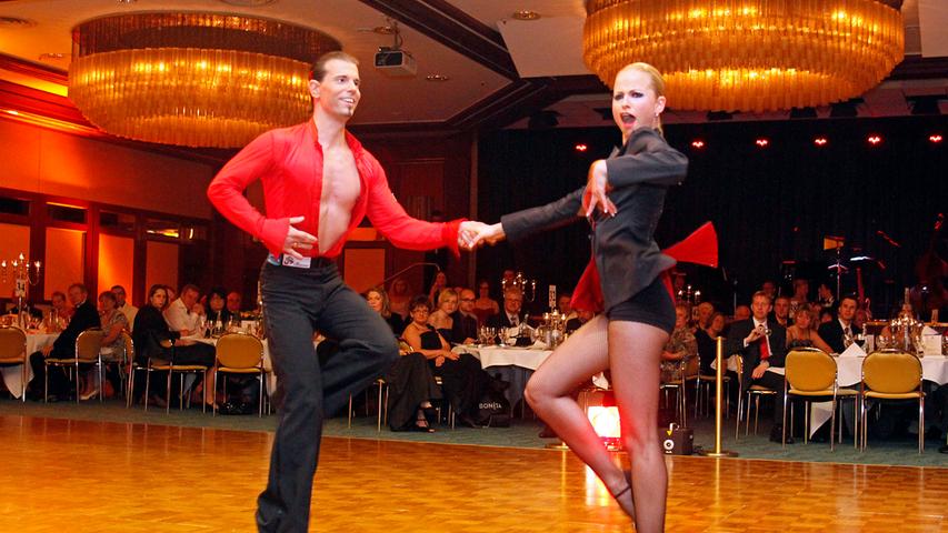 Sportlich geht es im Maritim schon immer zu. Zum Beispiel beim Tanz - wie hier beim Galaball der Tanzschule Krebs, das 2011 ein Tanzpaar aus der Show "Let's dance" zu Gast hat: Sarah Latton und Stefan Erdmann.