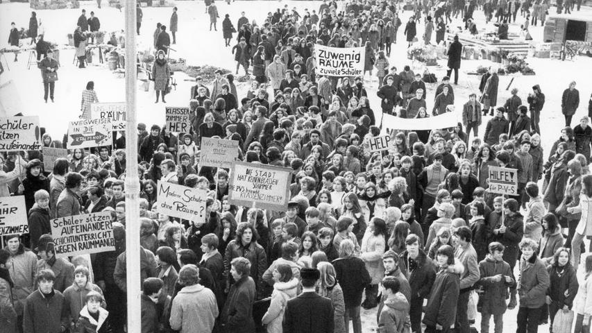 700 Jugendliche marschieren auf dem Hauptmarkt auf und entsenden Sprecher mit Bittbriefen ins Rathaus. Hier geht es zum Kalenderblatt vom 5. Februar 1971: Protestmarsch vor das Rathaus.