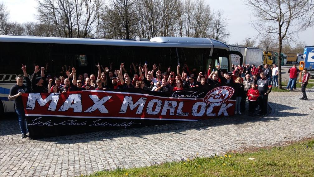 Der Fanclub Max Morlock beim Auswärtsspiel gegen den VfB Stuttgart 2019.