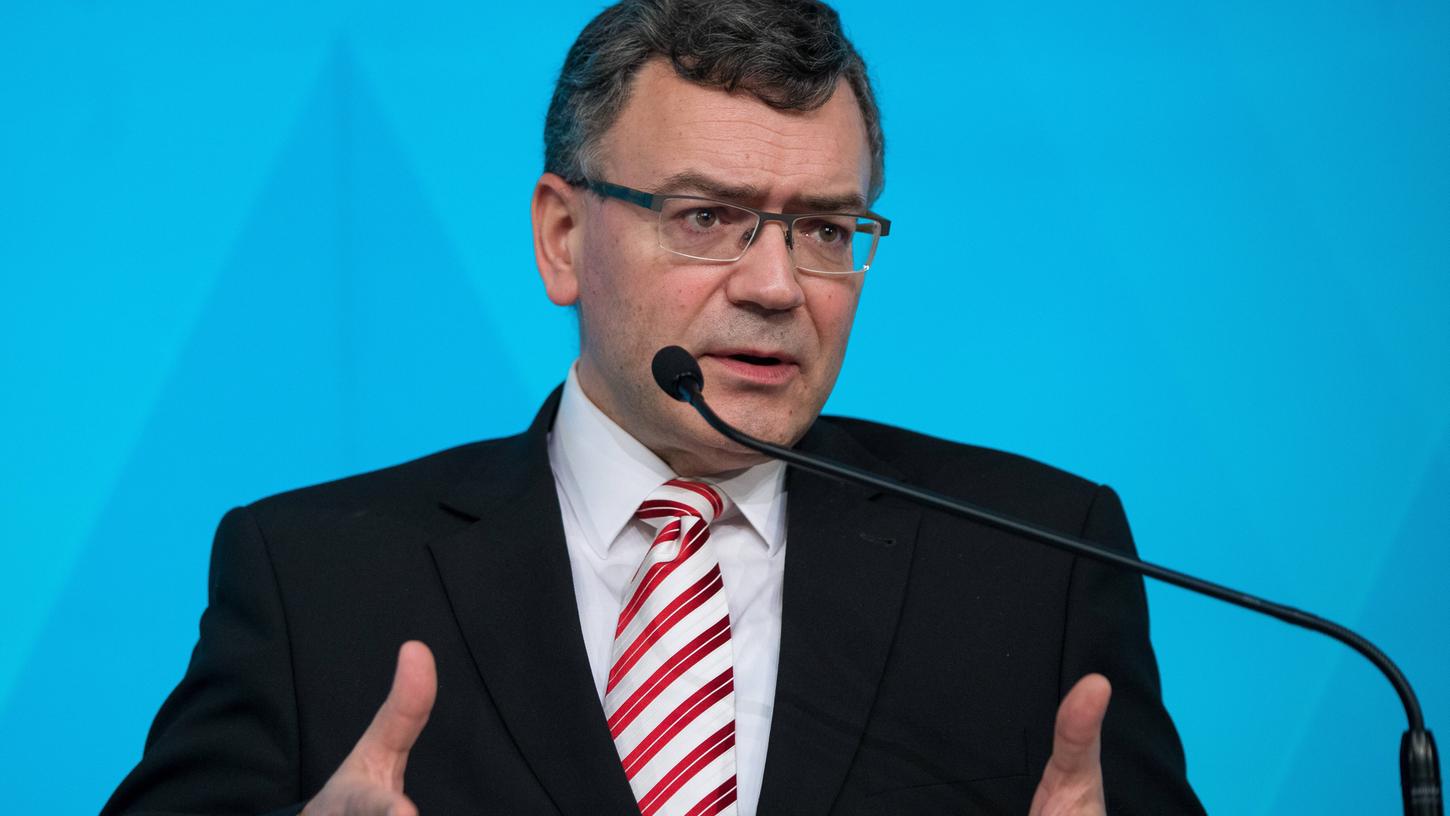Staatskanzleichef Florian Herrmann musste sich auf einer Pressekonferenz für seine fehlende Maske rechtfertigen.
Staatskanzleichef Florian Herrmann musste sich auf einer Pressekonferenz für seine fehlende Maske rechtfertigen.