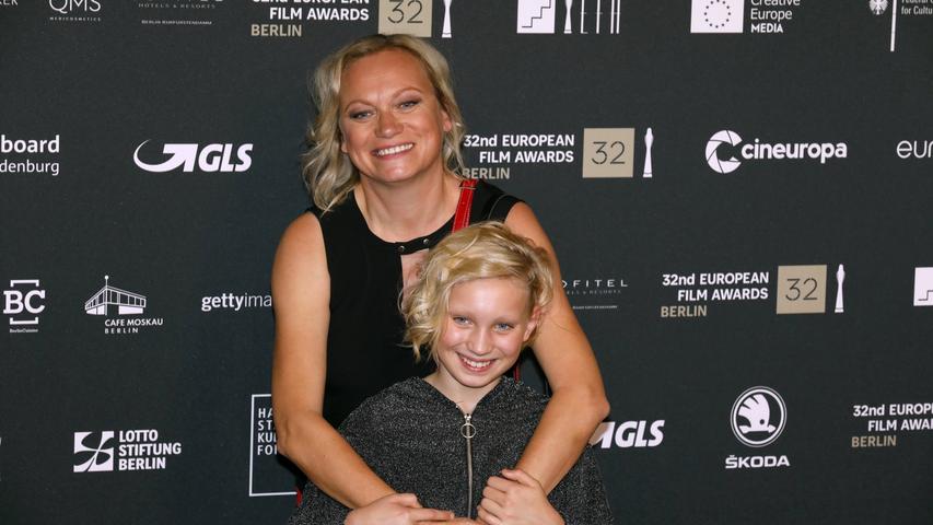 Die Nachwuchsschauspielerin mit ihrer Mutter Anne bei den Europäischen Film Awards.
