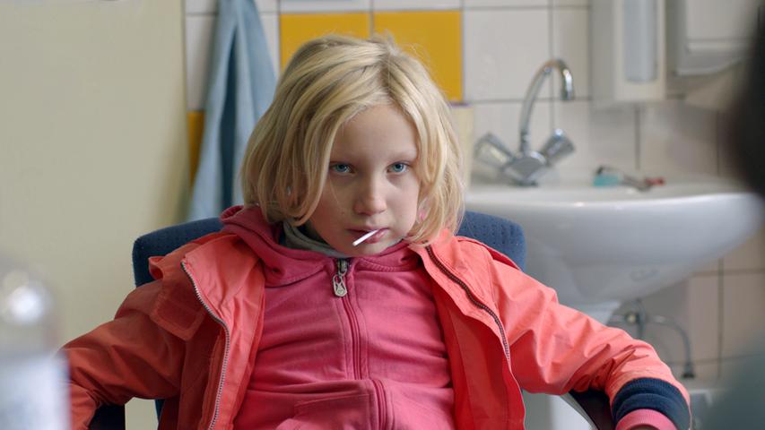 Helena Zengel als Benni in einer Szene des Films "Systemsprenger". In "Systemsprenger", der acht Deutsche Filmpreise gewann, verkörpert Helena Zengel ein rebellisches und traumatisiertes Mädchen, das von seiner Mutter in Pflegeeinrichtungen abgegeben wird.