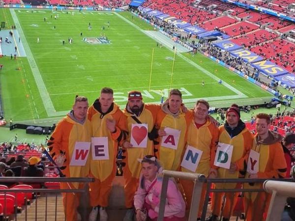 Die Dittenheimer zu Besuch im Londoner Wembley Stadium. Die Besucher aus Franken brachten viel Sympathie für den damaligen Bengals-Quarterback, Andy Dalton, mit. Luca Metz hatte die zweifelhafte Ehre, das Spiel in einem rosa Einhorn-Kostüm zu beobachten.
