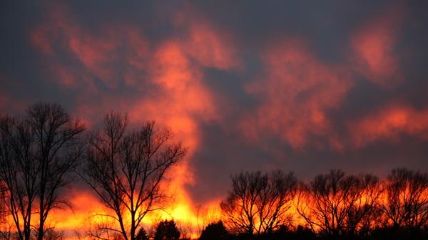 Das Bild „Feuriger Abendhimmel“ zeigt den Abendhimmel am Mittwochabend nach einem regenreichen Tag. Diese tolle Abendstimmung hat unser Leser Georg Schmitt aus Baad in seinem Heimatort bei Neunkirchen am Brand mit Blickrichtung nach Westen in Richtung Ebersbach festgehalten. Die untergehende Sonne lässt dabei den Himmel und die Wolken regelrecht wie ein Feuer am Horizont erscheinen.