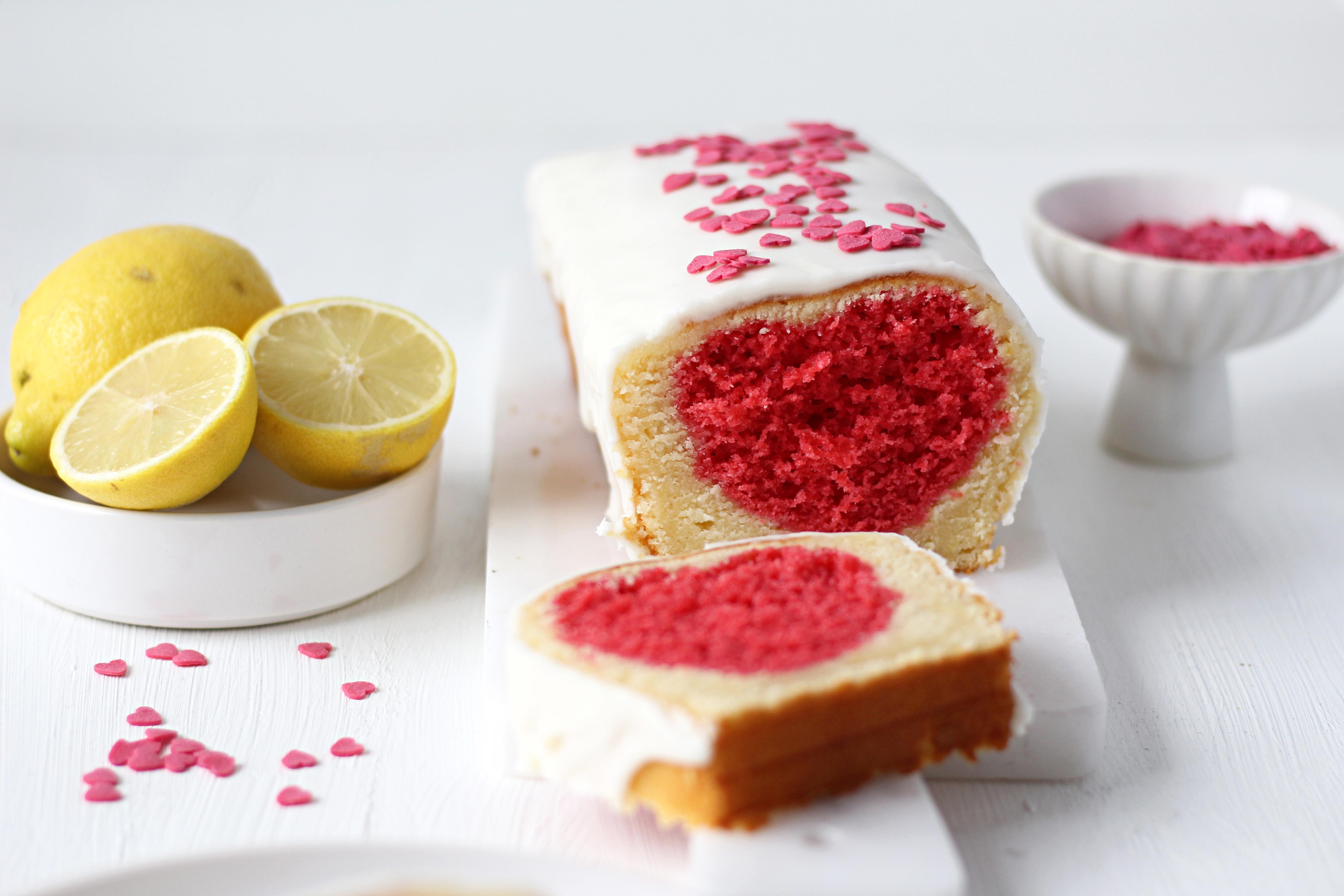 Um Partner oder Partnerin eine kleine Freude zu machen, ist es doch nicht nötig, tief in die Tasche zu greifen! Wie wäre es denn mit selbst gebackenen Keksen in Herzform, süßen Liebesbotschaften auf Klebezetteln oder einem gerahmten Pärchenfoto? Hach, Liebe ist einfach unbezahlbar. 