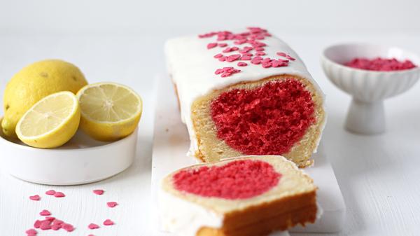 Um Partner oder Partnerin eine kleine Freude zu machen, ist es doch nicht nötig, tief in die Tasche zu greifen! Wie wäre es denn mit selbst gebackenen Keksen in Herzform, süßen Liebesbotschaften auf Klebezetteln oder einem gerahmten Pärchenfoto? Hach, Liebe ist einfach unbezahlbar.