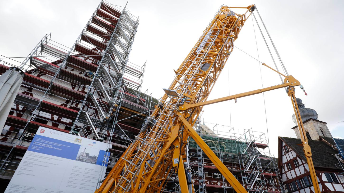 Forchheim , am 04.02.2021..Ressort: Lokales Foto: Stefan Hippel ..Hauptstraße, Rathaus Baustelle, Hier wird ein Kran aufgestellt. Forchheim , am 04.02.2021..Ressort: Lokales Foto: Stefan Hippel ..Hauptstraße, Rathaus Baustelle, Hier wird ein Kran aufgestellt.