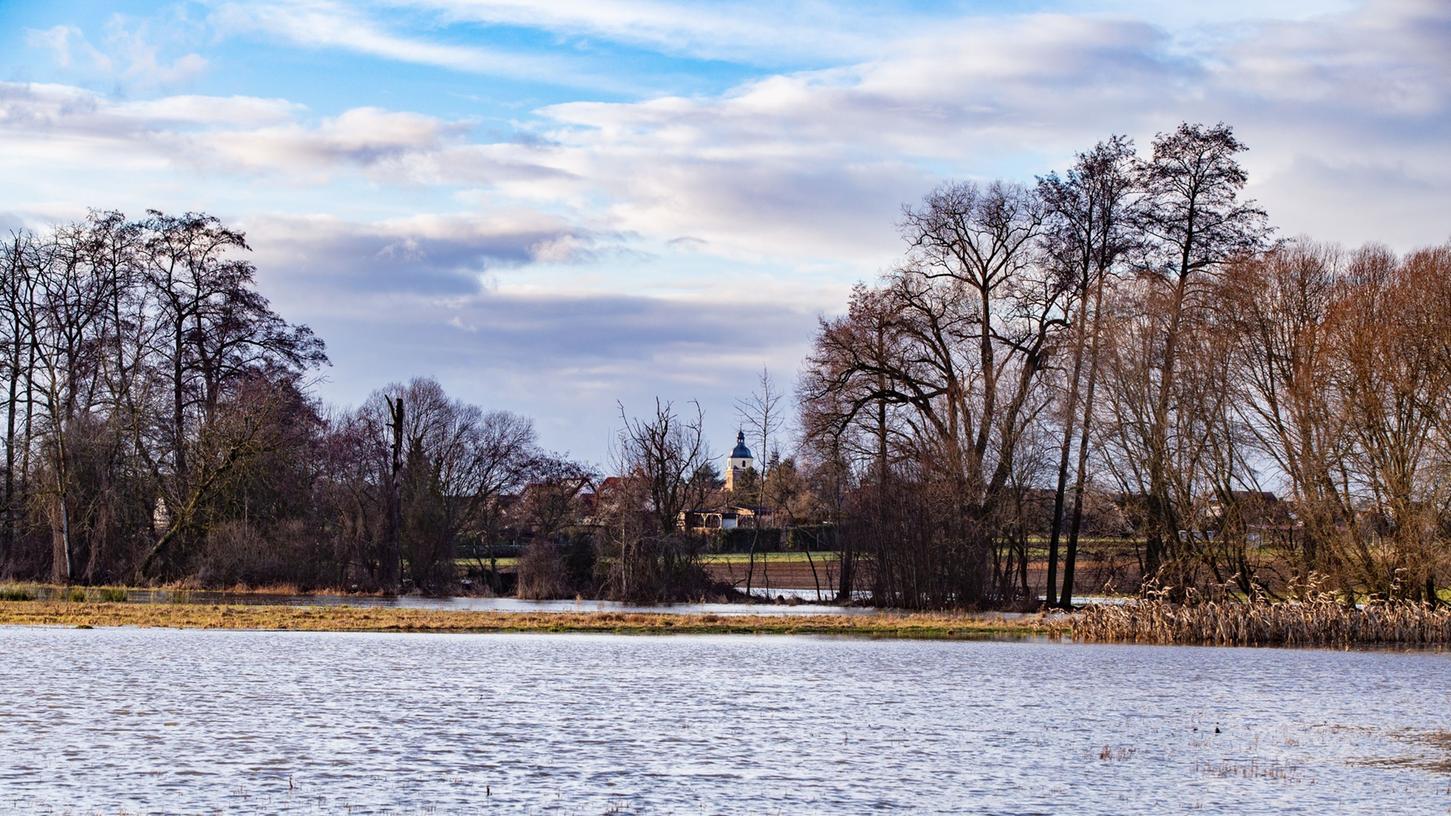 Was wie ein See aussieht, ist tatsächlich Hochwasser entlang der Würzburger Straße zwischen Großgründlach und Boxdorf. Was wie ein See aussieht, ist tatsächlich Hochwasser entlang der Würzburger Straße zwischen Großgründlach und Boxdorf.