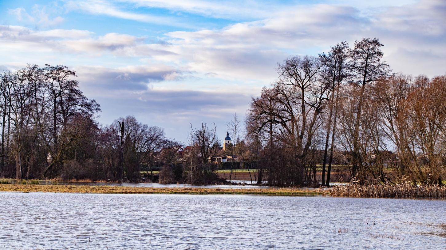 Was wie ein See aussieht, ist tatsächlich Hochwasser entlang der Würzburger Straße zwischen Großgründlach und Boxdorf.