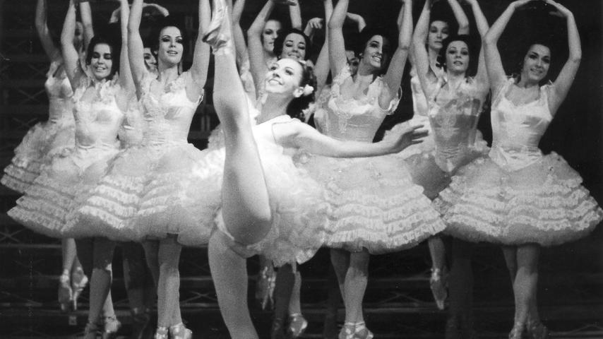 Als Primaballerina war es Hildegard Krämer gewohnt, im Rampenlicht zu stehen. Hier als "Frontfrau" in Johann Strauß' Operettenklassiker "Die Fledermaus" im Januar 1970.