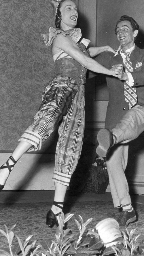 Anfang der 1950er Jahre bildete Hildegard Krämer zusammen mit Laszlo Jilly das beliebte Solo-Tanzpaar am Opernhaus - hier sieht man die beiden bei einem Modetanz von 1951.