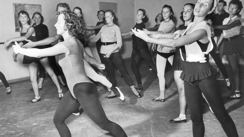 Als Solo-Tänzerin und Primaballerina musste Hildegard Krämer topfit sein. Hier sieht man sie beim Training mit ihrer Stellvertreterin Olga Barneva. Das Foto entstand im September 1953.