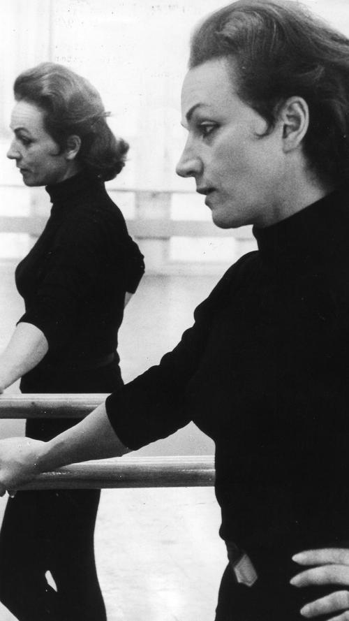 Professionelles Tanzen bedeutet, fortwährend am Körperausdruck zu arbeiten. Die "Stange" samt Spiegel im Ballettsaal war dabei auch für Hildegard Krämer obligatorisch. Hier sieht man sie in den 1980er Jahren.