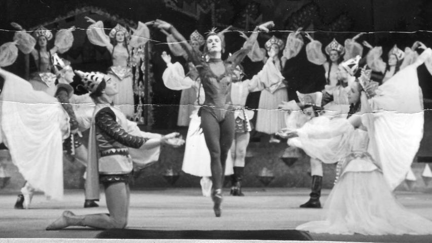 Hildegard Krämer in einer ihrer Lieblingsrollen - als Feuervogel in Strawinskys gleichnamigem Ballett. Das Aufführungsfoto wurde im Februar 1953 gemacht.