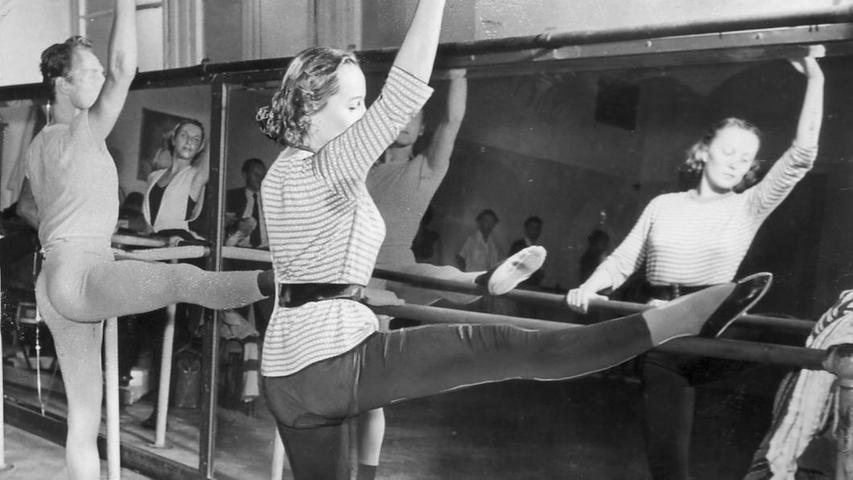 Wer weiß, wie viele Stunden ihres Lebens Hildegard Krämer beim Balletttraining verbracht hat? Hier sieht man sie (vorne) im September 1953.