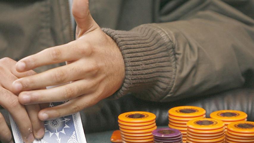 Während Ausgangssperre: USK löst illegale Poker-Runde mit 60.000-Euro-Pott in Nürnberg auf