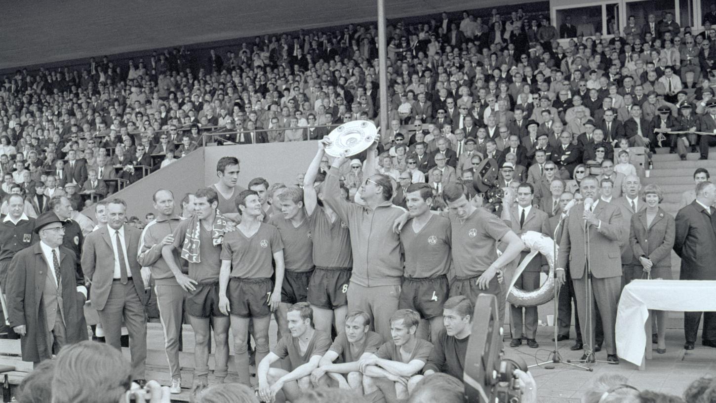 Ein Bild aus glorreichen Zeiten: die Übergabe der Meisterschale 1968 mit OB Urschlechter als Einheizer. Bereits ein Jahr später ging es eine Etage tiefer, der Club musste sich an die Zweitklassigkeit gewöhnen.