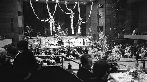 Zum 20. Male luden die mittelfränkischen Floristen zum traditionellen Valentinsball. Nie sah man in der Meistersingerhalle so viele Blumen. Hier geht es zum Artikel vom 8. Februar 1971: Ballduft wie im Treibhaus.