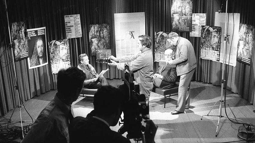 Im Studio Nürnberg des Bayerischen Rundfunks entsteht gegenwärtig der erste Streifen einer dreiteiligen Fernseh-Serie über Dürer anläßlich seines 500. Geburtstages. Hier geht es zum Kalenderblatt vom 11. Februar 1971: 11. Februar 1971: Künstler, Fälscher und Kopisten.