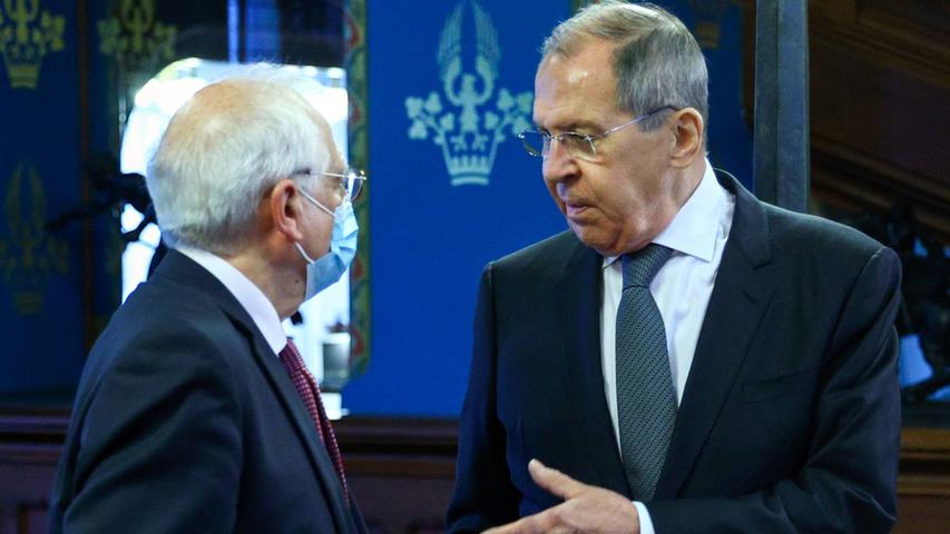 Der russische Außenminister Sergei Lawrow heißt den EU-Außenminister Josep Borrell in Moskau willkommen. 