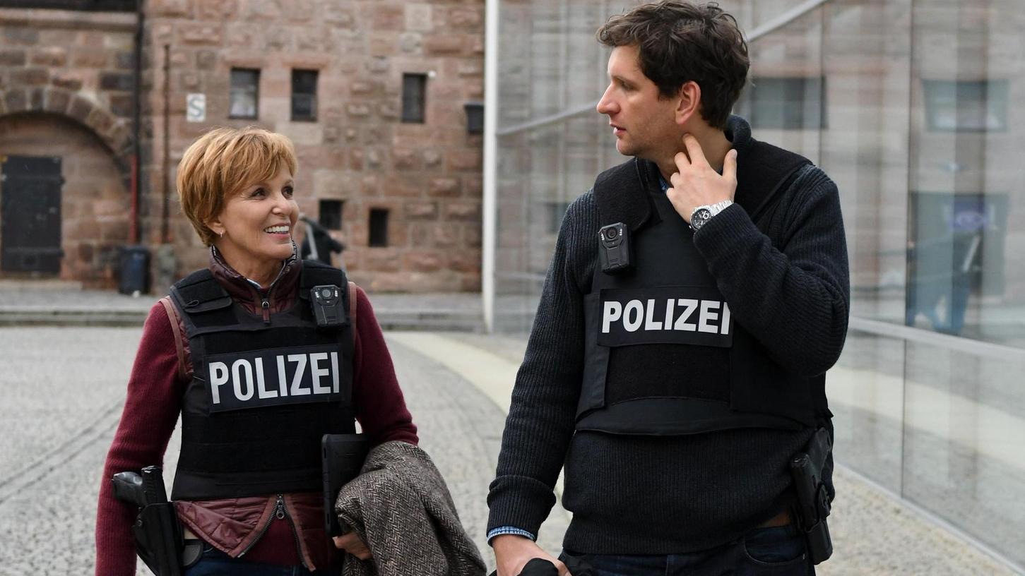 Kommissarin Lucas (Ulrike Kriener, links) ermittelt mit ihrem neuen Kollegen Werner Fitz (Sebastian Schwarz) in Nürnberg. Hier sind die beiden am Neuen Museum zu sehen, das als Polizeipräsidium dient.