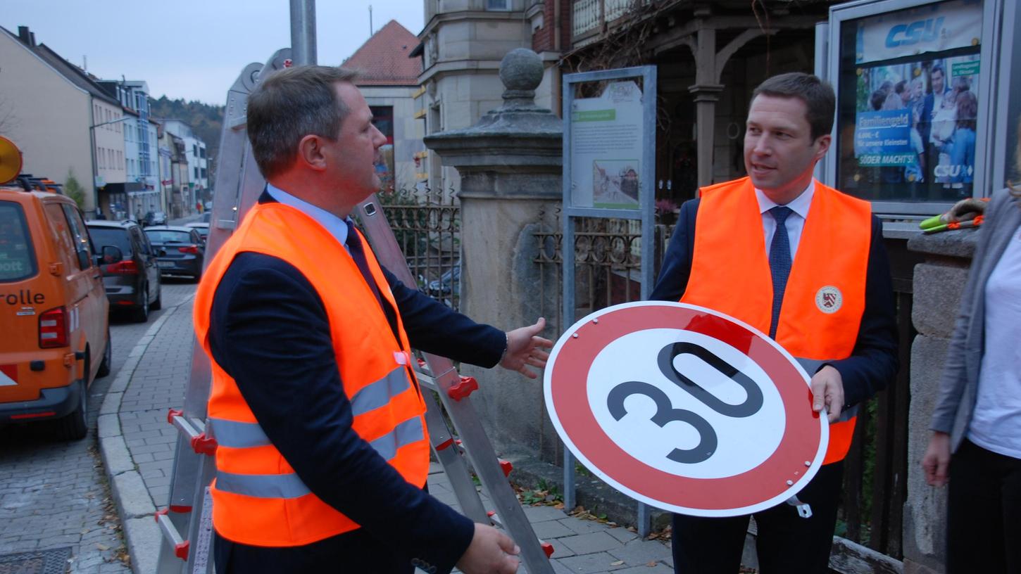 Nein, Cadolzburgs Bürgermeister Bernd Obst (li.) und Landrat Matthias Dießl haben die 30er-Schilder in der Ortsdurchfahrt nicht selbst abmontiert. Unser Bild entstand vielmehr beim Pressetermin zum Start des Modellprojekts im November 2018.
Nein, Cadolzburgs Bürgermeister Bernd Obst (li.) und Landrat Matthias Dießl haben die 30er-Schilder in der Ortsdurchfahrt nicht selbst abmontiert. Unser Bild entstand vielmehr beim Pressetermin zum Start des Modellprojekts im November 2018.