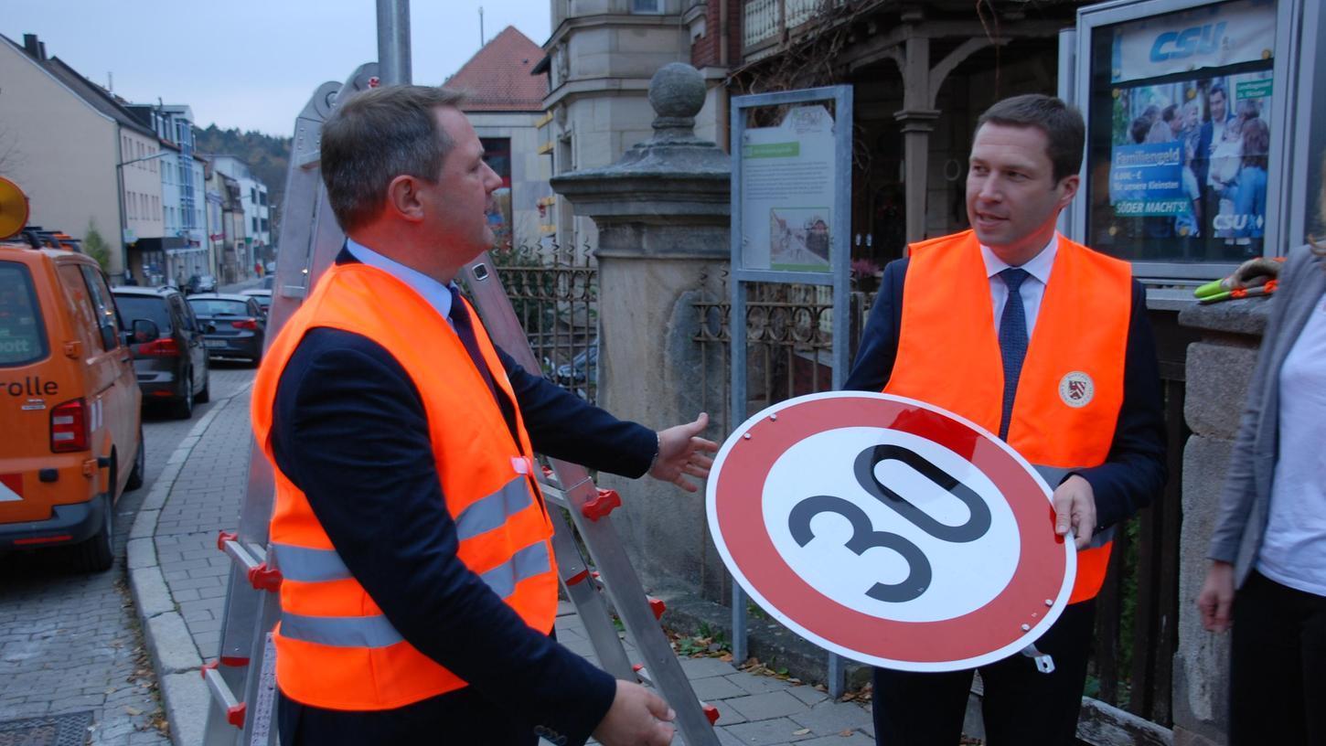 Nein, Cadolzburgs Bürgermeister Bernd Obst (li.) und Landrat Matthias Dießl haben die 30er-Schilder in der Ortsdurchfahrt nicht selbst abmontiert. Unser Bild entstand vielmehr beim Pressetermin zum Start des Modellprojekts im November 2018.