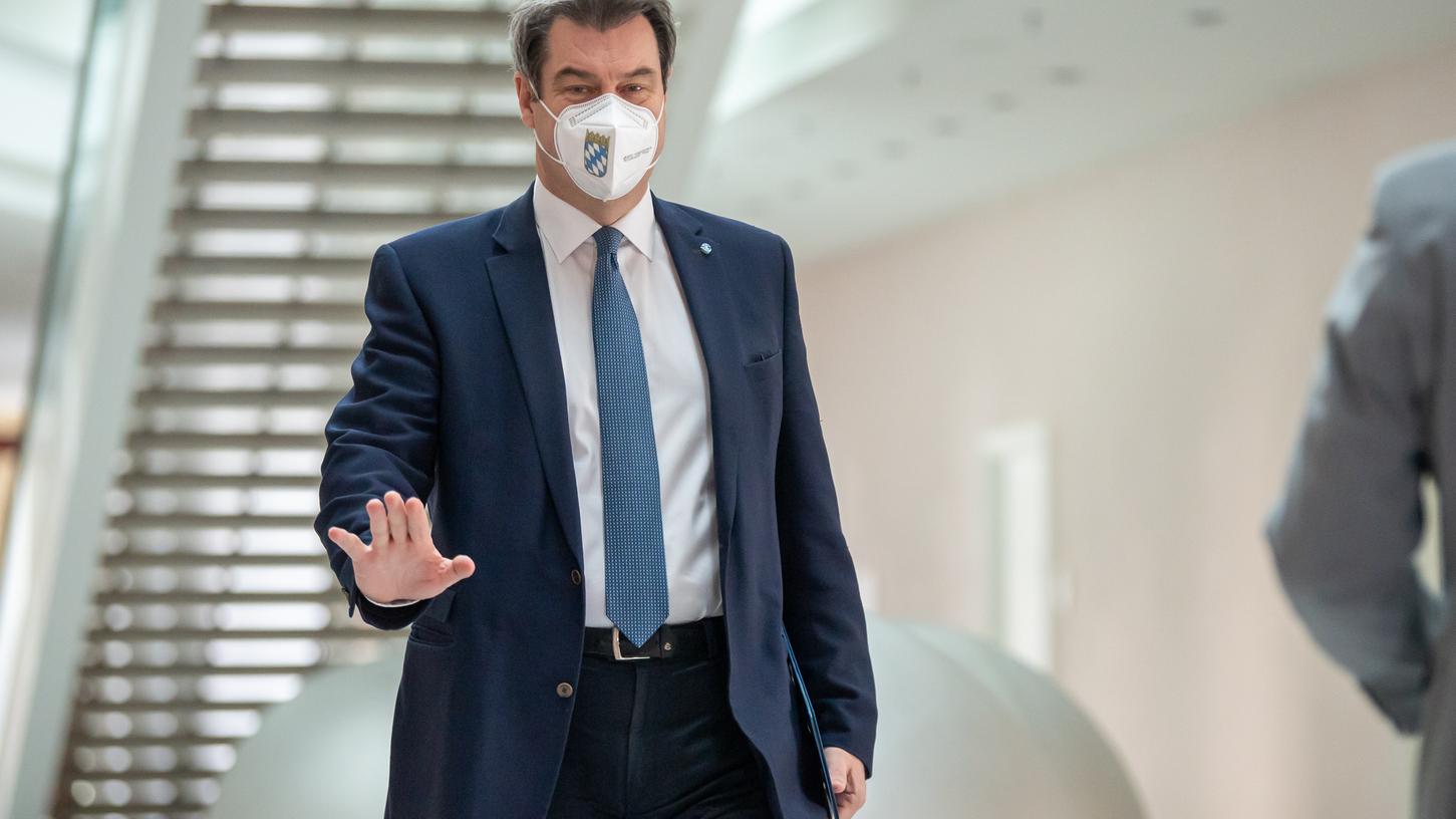 05.02.2021, Bayern, München: Markus Söder (CSU), Ministerpräsident von Bayern, geht vor einer Videokonferenz mit Frankreichs Staatspräsident Emmanuel Macron über die Bekämpfung der Corona-Pandemie über den Flur der Staatskanzlei. Foto: Peter Kneffel/dpa +++ dpa-Bildfunk +++ 05.02.2021, Bayern, München: Markus Söder (CSU), Ministerpräsident von Bayern, geht vor einer Videokonferenz mit Frankreichs Staatspräsident Emmanuel Macron über die Bekämpfung der Corona-Pandemie über den Flur der Staatskanzlei. Foto: Peter Kneffel/dpa +++ dpa-Bildfunk +++