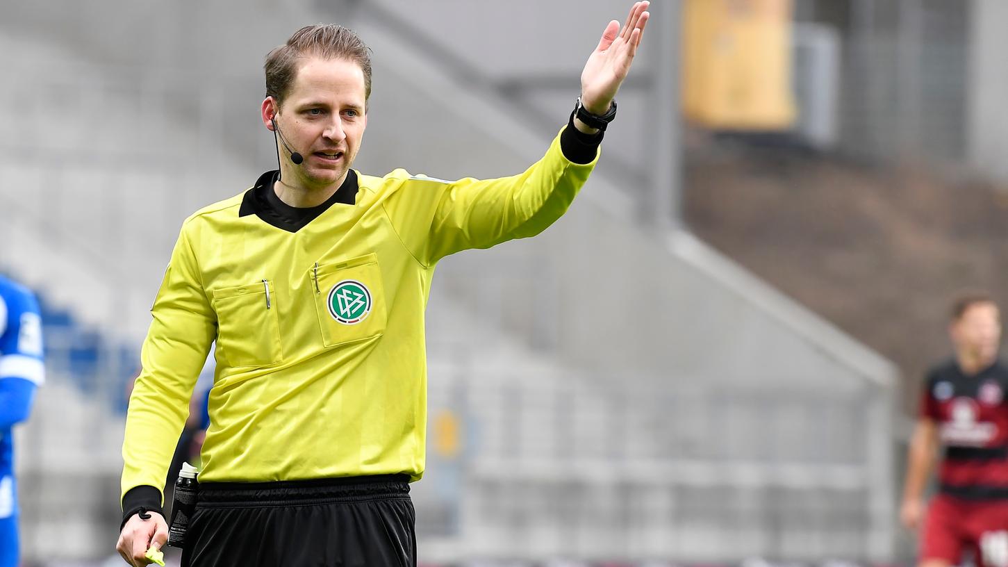 Schiedsrichter Martin Thomsen hatte in einer Szene zwischen Darmstadt und Nürnberg kein gutes Händchen. Die Review Area hätte helfen können. Schiedsrichter Martin Thomsen hatte in einer Szene zwischen Darmstadt und Nürnberg kein gutes Händchen. Die Review Area hätte helfen können.