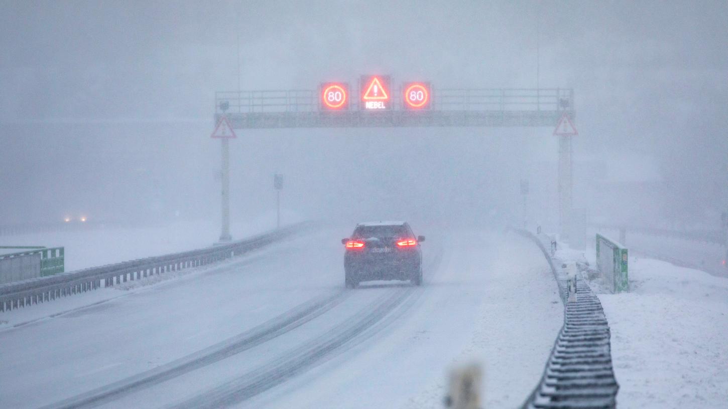Schneestürme und Eisregen werden erwartet und könnten für Chaos auf den Straßen sorgen.
Schneestürme und Eisregen werden erwartet und könnten für Chaos auf den Straßen sorgen.