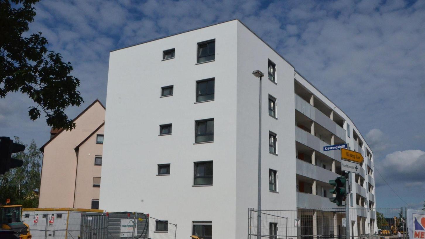 In Schwabach in der Kreuzwegstraße wurde vor einem halben Jahr ein Wohnhaus der Gewo-Bau fertig. Je enger die Bauabstände sein dürfen, umso mehr Platz ist für „Nachverdichtung“.