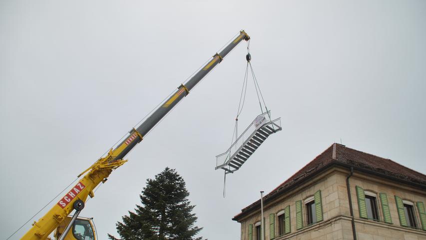 Schwere Last: Stahltreppe schwebt in Weilersbach ein