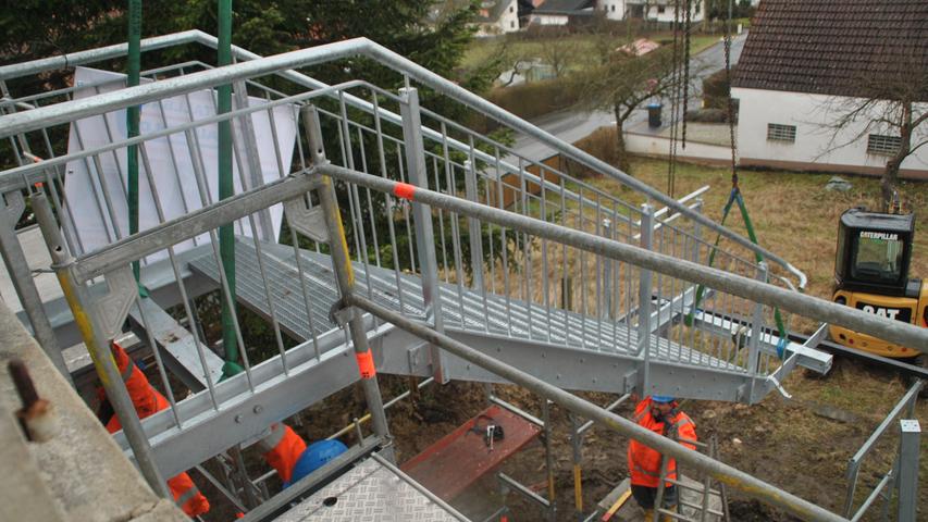 Schwere Last: Stahltreppe schwebt in Weilersbach ein