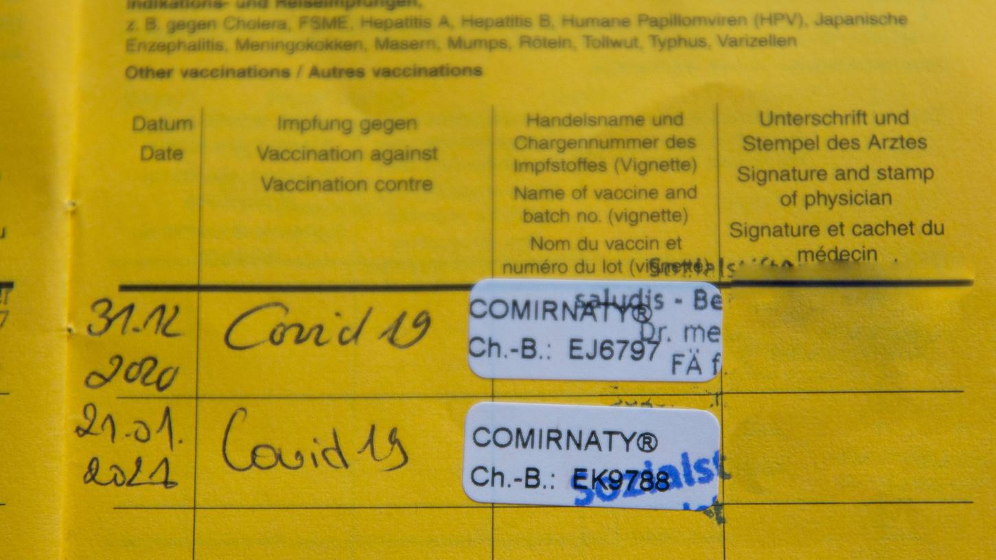 Der Impfpass ist eines der Dokumente, die fortan als Nachweis für Privilegien in den Corona-Maßnahmen dienen.