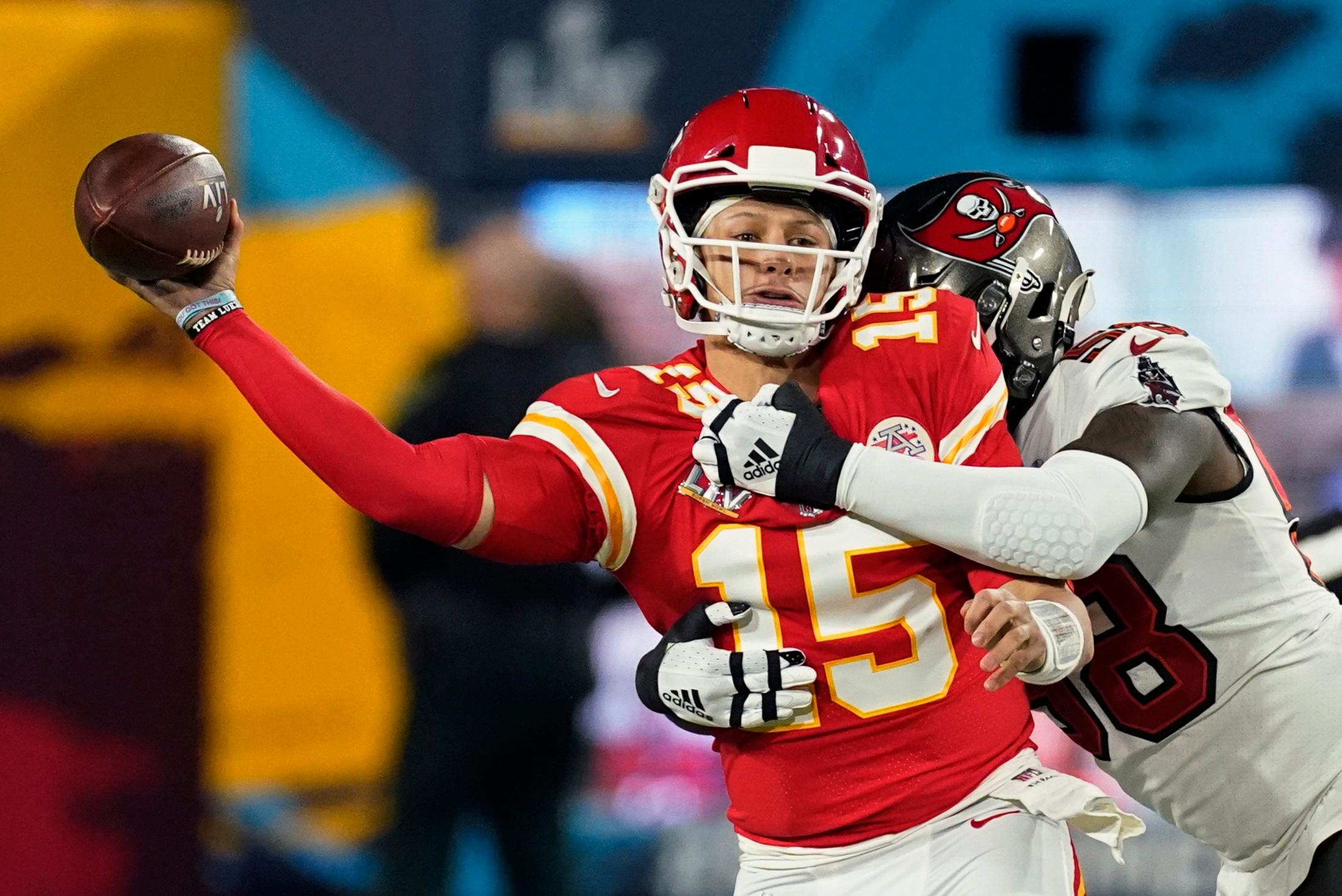 Patrick Mahomes hingegen sorgte zwar für spektakuläre Pässe, aber die kamen auch gerne mal beim Gegner an. 0 Touchdown-Pässe und 2 Interceptions standen am Ende im Boxscore für das Ausnahmetalent.