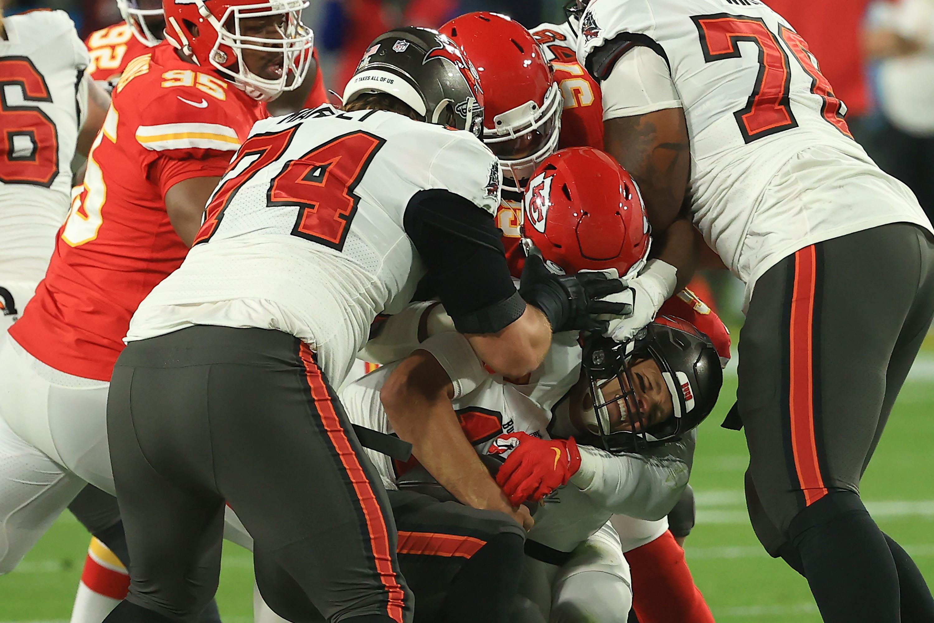 Hier hat Tom Brady zwar Probleme - für drei Touchdown-Pässe reichte es dennoch.