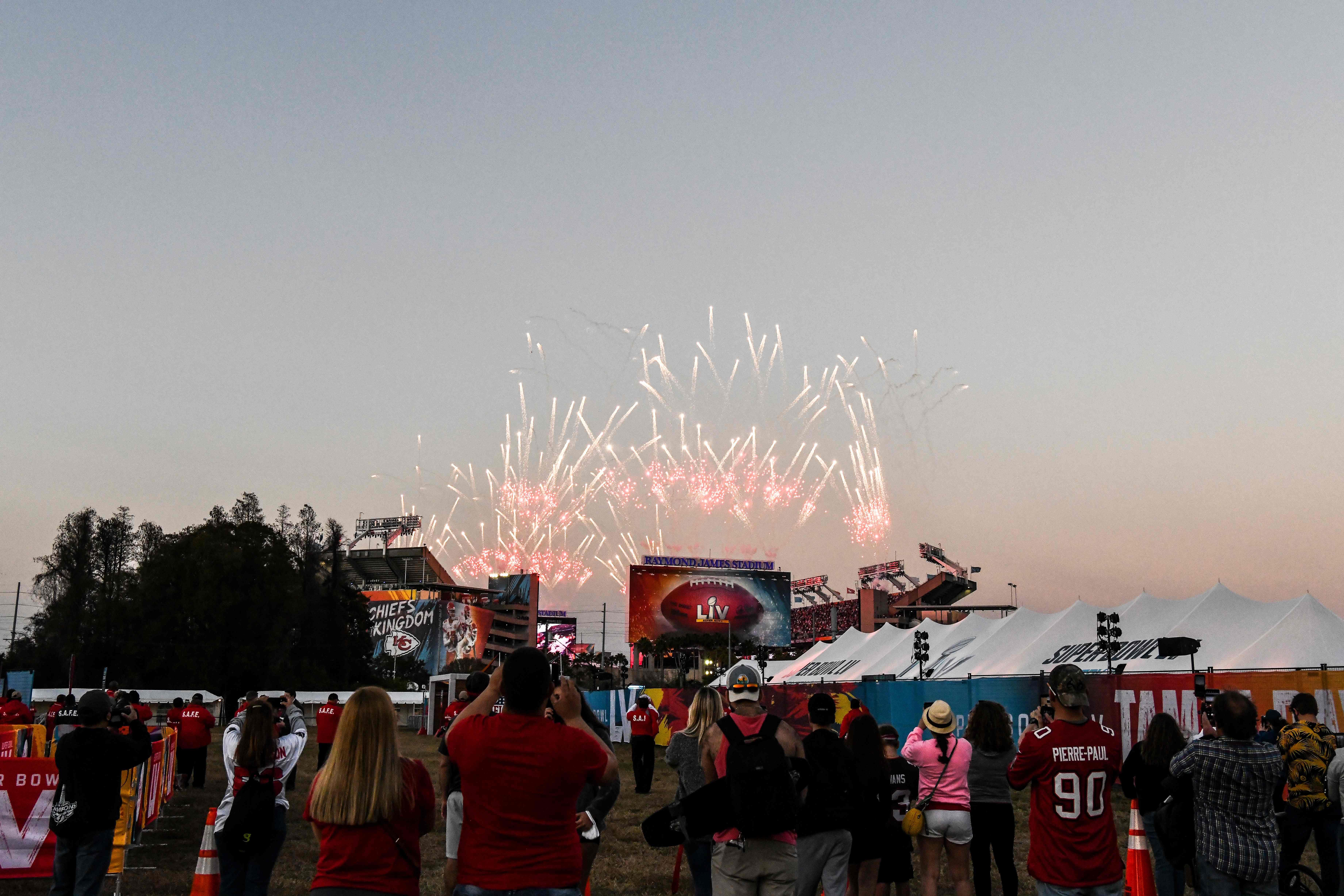 Ein Feuerwekr, wie hier außerhalb des Stadions, war in der ersten Halbzeit nur von den Buccaneers zu sehen.