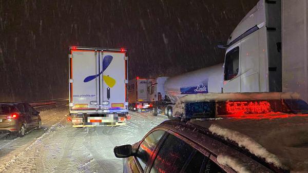 Chaos auf der Autobahn in Mittelfranken: Hunderte Lastwagen stehen im Stau