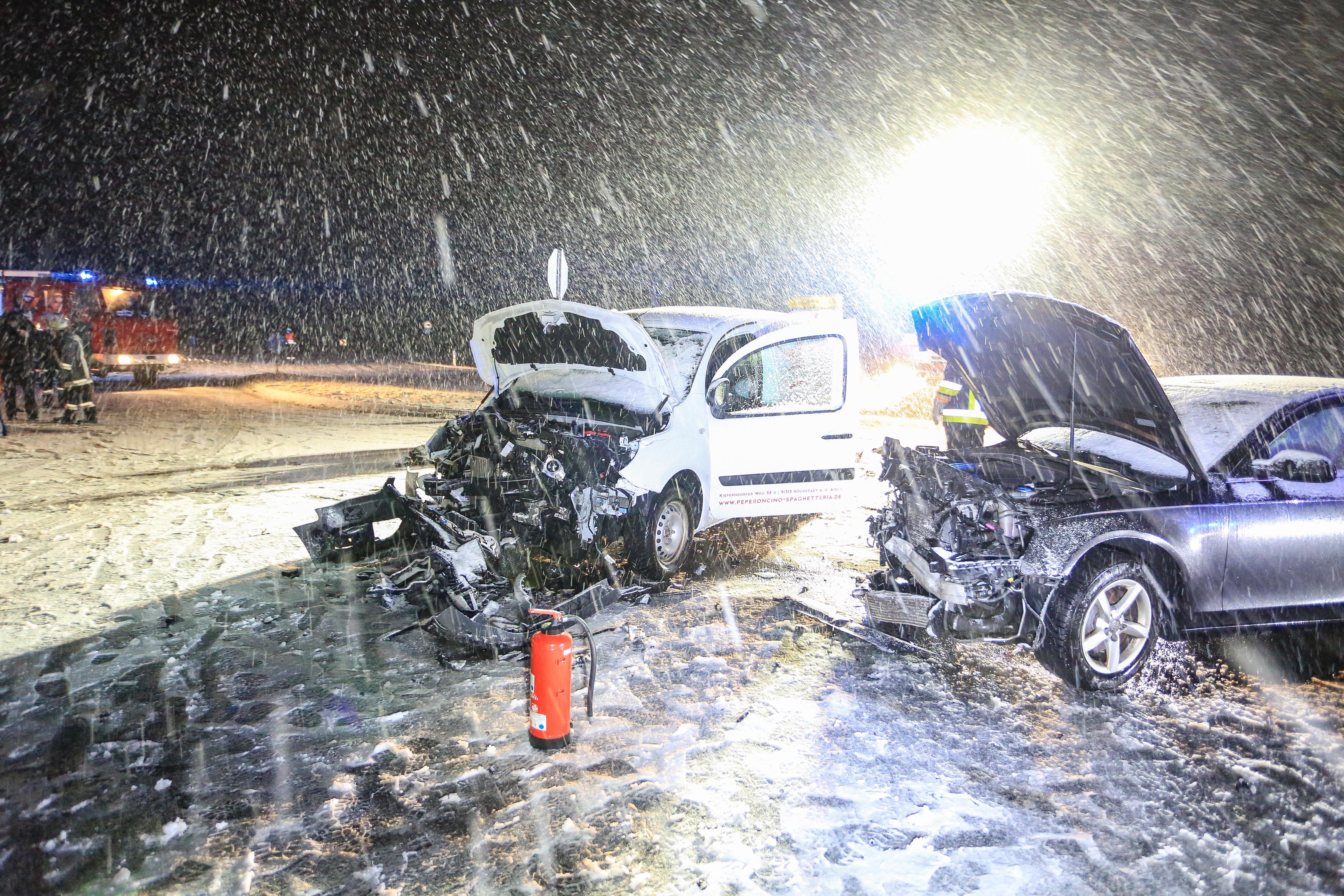 Am Sonntagabend kollidiert bei heftigem Schneetreiben ein Audi mit einem Kleintransporter. Der Audi wollte auf der B470 bei Lonnerstadt nach Höchstadt abbiegen. Dabei kam es zur Kollision.