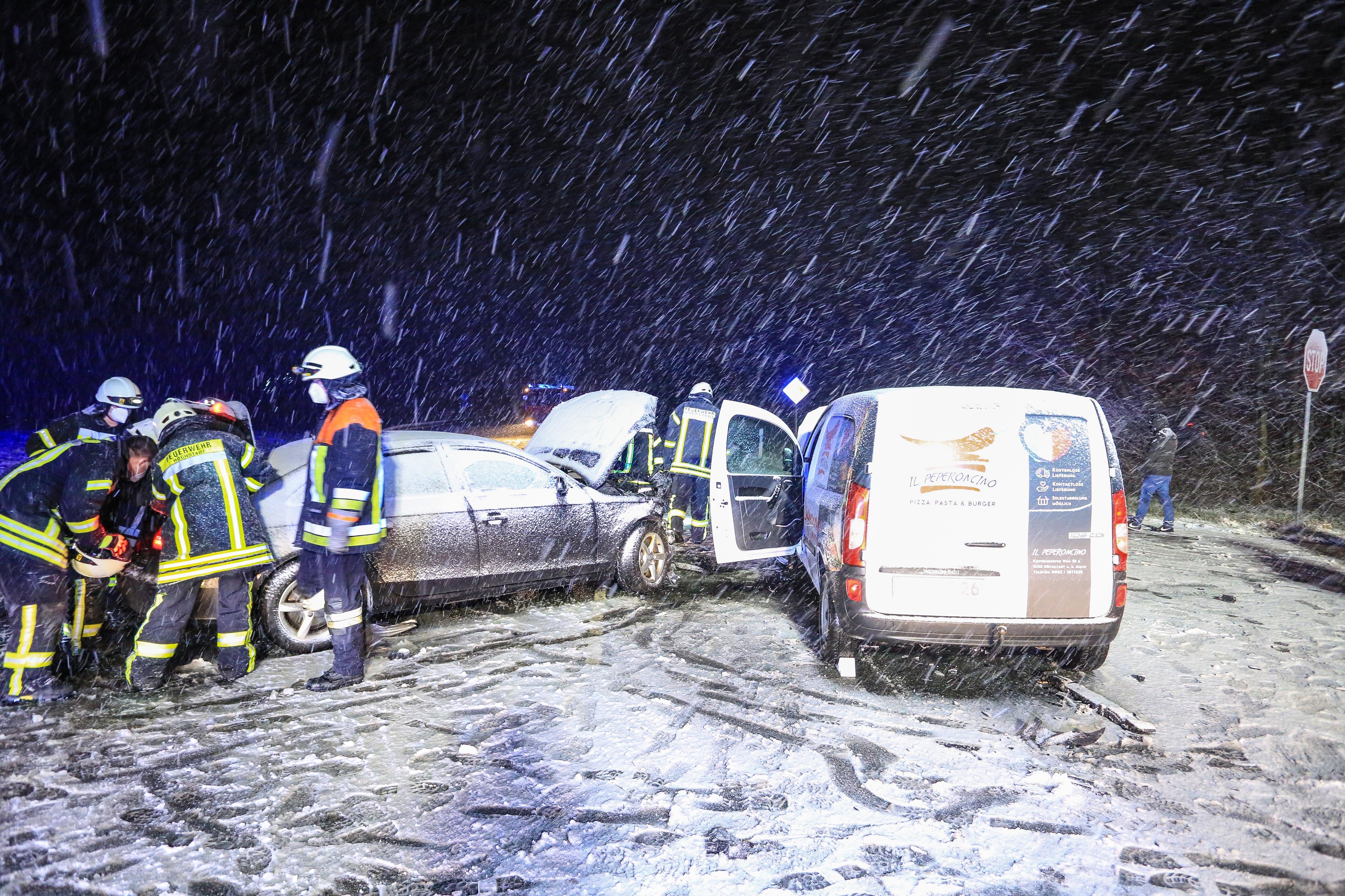 Am Sonntagabend kollidiert bei heftigem Schneetreiben ein Audi mit einem Kleintransporter. Der Audi wollte auf der B470 bei Lonnerstadt nach Höchstadt abbiegen. Dabei kam es zur Kollision.