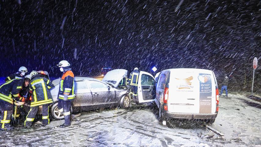 Am Sonntagabend kollidiert bei heftigem Schneetreiben ein Audi mit einem Kleintransporter. Der Audi wollte auf der B470 bei Lonnerstadt nach Höchstadt abbiegen. Dabei kam es zur Kollision.