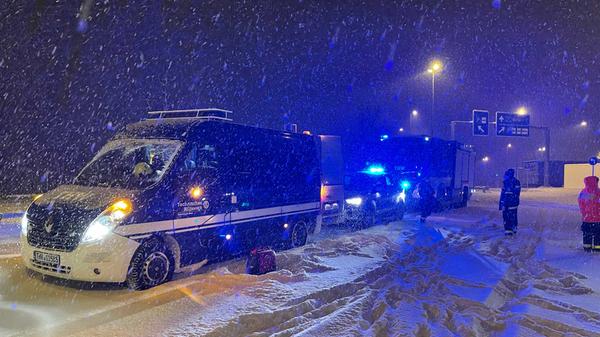 Schneechaos auf der A9 in Oberfranken: Schnee fliegt von der Autobahn auf Fahrzeug
