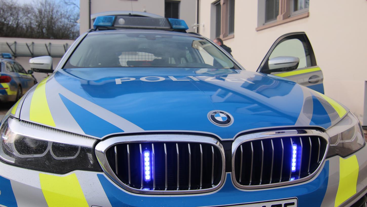 Die Polizei verfolgte einen BMW, der mit Tempo 200 auf der B13 flüchtete. Die Polizei verfolgte einen BMW, der mit Tempo 200 auf der B13 flüchtete.