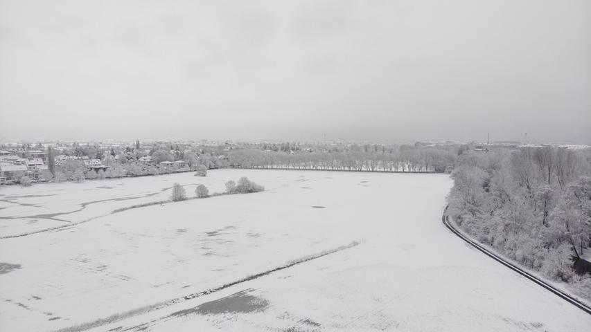 Abendlicher Schneefall und nächtlicher Frost haben die Kleeblattstadt und ihre Talauen in eine tolle Winterlandschaft verwandelt, hier der Blick auf den Pappelsteig und den Pegnitztalradweg in Richtung Nürnberg.
