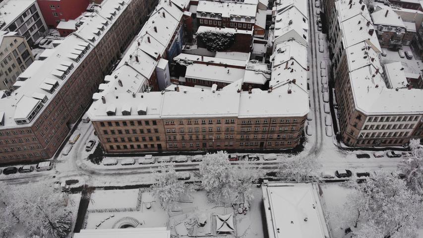 Schnee auf den Dächern der Stadt: Für etwas Farbe im weißen Fürth sorgen die hübschen Sandsteinfassaden, wie hier an der Otto-Seeling-Promenade zwischen Sommer- und Goethestraße.
