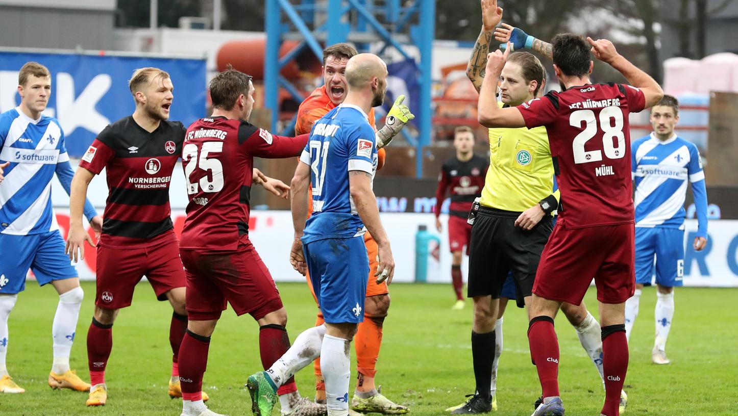 Die Rote Karte für Oliver Sorg sorgte auf dem Platz für mächtig Aufregung. Die Rote Karte für Oliver Sorg sorgte auf dem Platz für mächtig Aufregung.